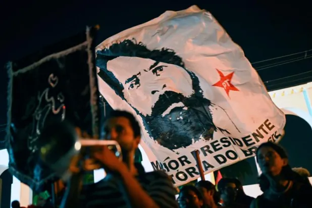 أنصار المرشح اليساري لويس إيناسيو دا سيلفا (أ.ف.ب)