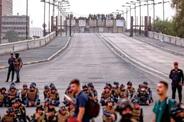 

تظاهرکنندگان در مرکز بغداد دو روز پیش در اعتراض به سودانی (فرانس پرس)