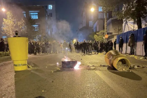 پرسوں تہران میں رات کے احتجاج کا ایک منظر (ٹویٹر)