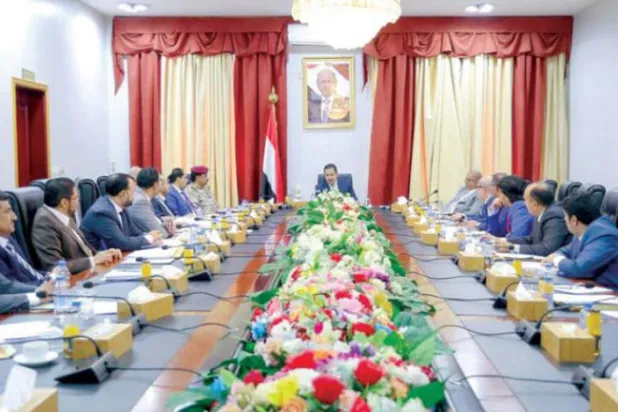 یمنی کابینہ عدن میں ایک اجلاس منعقد کر رہی ہے جس میں حوثیوں کو دہشت گرد جماعت قرار دینے کے نتیجے میں سیاسی اور فوجی اقدامات پر تبادلہ خیال کیا گیا (سبا)