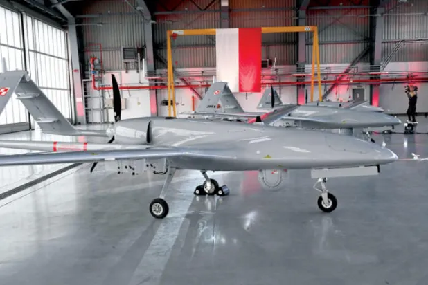 طائرات «درون» بولندية في قاعدة المركبات الجوية غير المأهولة رقم 12 في ميروسلاويك شمال غربي بولندا أمس (أ.ب.أ)