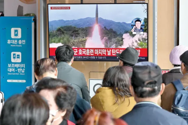 أشخاص يتابعون في محطة قطارات بسيول خبر إطلاق كوريا الشمالية صاروخاً جديداً أمس (أ.ف.ب)