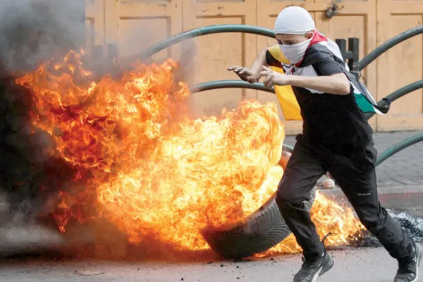 جانب من مواجهات بين الفلسطينيين والشرطة الإسرائيلية في الخليل يوم الجمعة (رويترز)