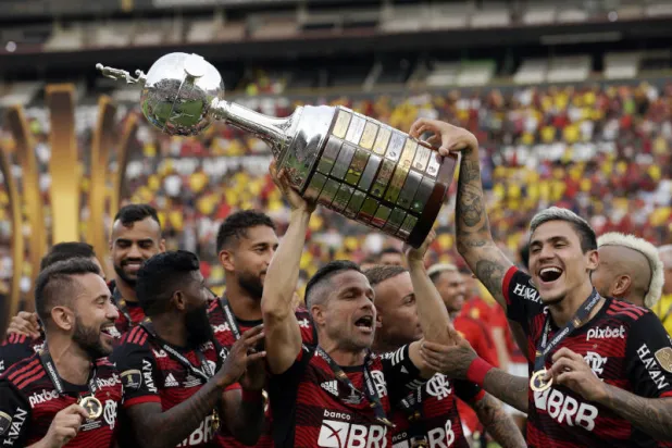 لاعبو فلامنغو يحملون كأس ليبرتادوريس (رويترز)