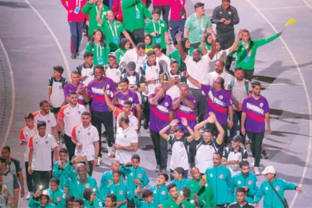 افتتاحی مارچ میں شرکت کے دوران سعودی کھلاڑیوں کو دیکھا جا سکتا ہے (الشرق الاوسط)