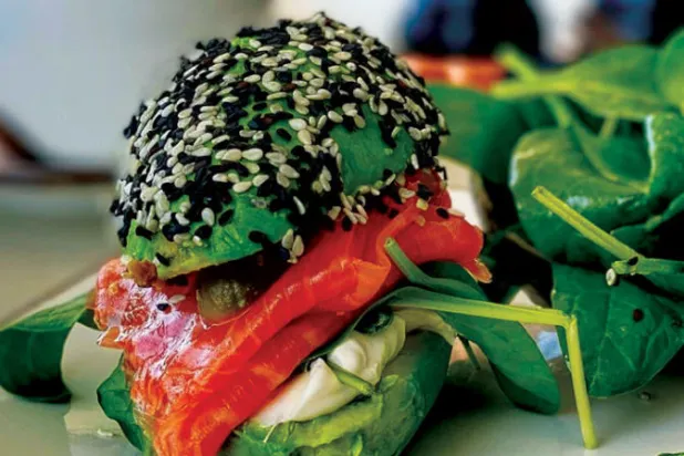 ساندويتش الأفوكادو مع السلمون والجبن والتوت والسبانخ