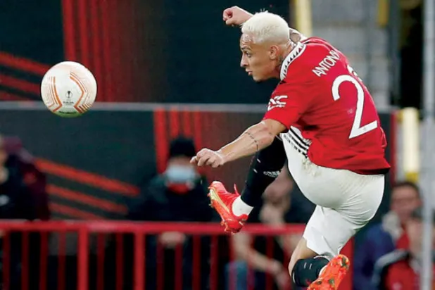 أنتوني يصر على مواصلة استعراضاته الكروية (رويترز)