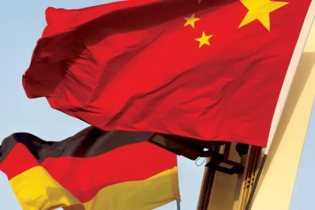 علما ألمانيا والصين قبيل زيارة المستشار الألماني لبكين (رويترز)