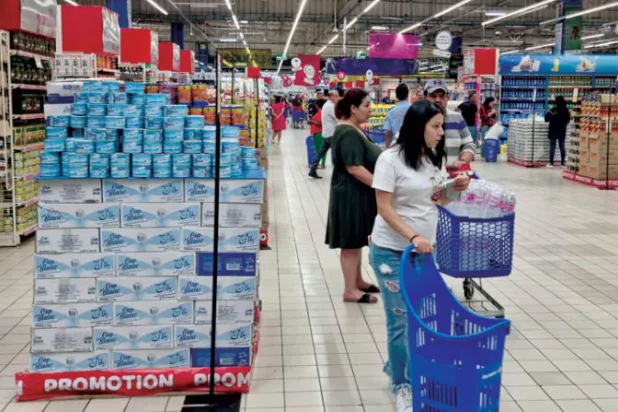 تونسيون يتسوقون في سوبر ماركت في العاصمة وسط نقص في الغذاء (أ.ب)