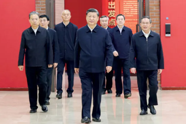 شي وأعضاء اللجنة الدائمة للمكتب السياسي في زيارة إلى يانآن الخميس (شينخوا - أ.ب)