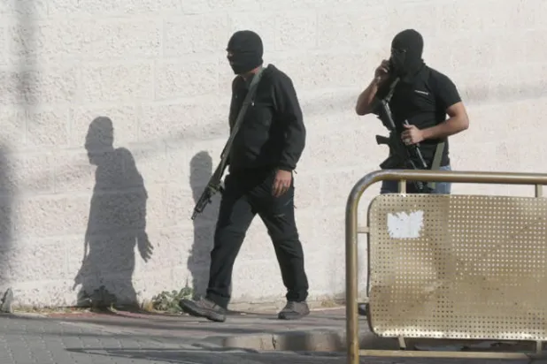 مسلحان فلسطينيان ملثمان في نابلس (إ.ب.أ)