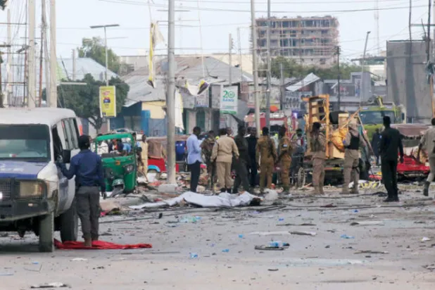 مشهد أمام مكاتب حكومية في مقديشو بعد انفجار سيارتين مفخختين أمس (إ.ب.أ)