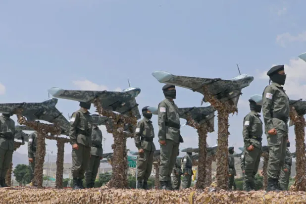 مسلحون حوثيون في صنعاء يستعرضون طائرات مسيرة يعتقد أنها إيرانية المنشأ (إ.ب.أ)