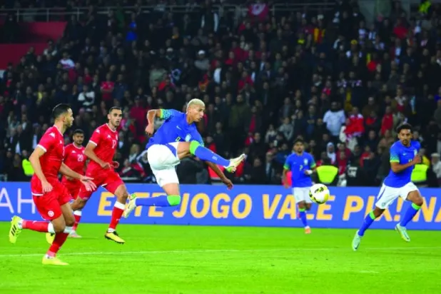 تعرض ريتشارليسون لهتافات وتصرفات عنصرية خلال مباراة المنتخب البرازيلي الودية مع نظيره التونسي (أ.ف.ب)