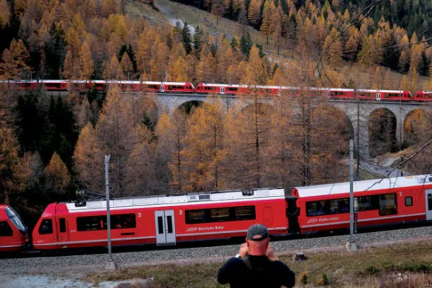 سويسري يلتقط صوراً لقطار يبلغ طوله 1910 أمتار وبه 100 عربة (أ.ف.ب)