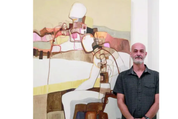 وسام بيضون أمام لوحة تحكي عن  طبيعة جبال لبنان (من المعرض)