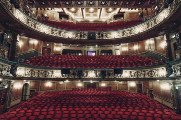 مقاعد مسرح سونديم في لندن من تصميم «كيروين أند سيمبسون» (نيويورك تايمز)