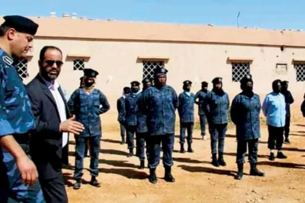 سالم الرزمة يتفقد مقر جهاز الهجرة غير المشروعة بجنوب البلاد (مكتب الإعلام بوزارة الداخلية)