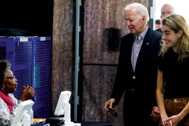 بايدن وحفيدته ناتالي في مركز الاقتراع في ويلمنغتون