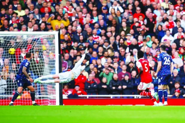 توماس بارتي (رقم 5) يسجل بشكل رائع هدف «آرسنال» الرابع من خماسية الفوز على «فورست» (أ.ب)