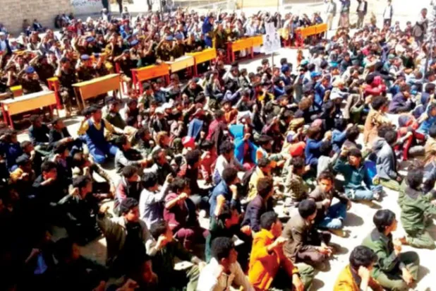 طلبة يمنيون في محافظة ريمة أخضعتهم الميليشيات الحوثية لحضور فعاليات ذات صبغة طائفية (إعلام حوثي)