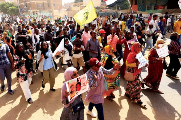 جانب من الاحتجاجات التي شهدتها شوارع الخرطوم أمس (رويترز)