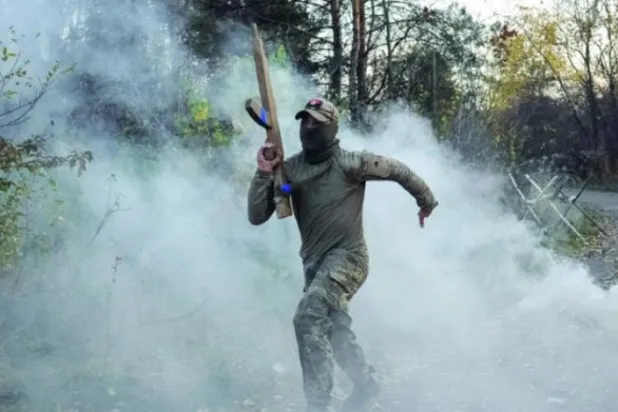 کل لویو کے قریب جنگی مشق کے دوران یوکرائنی "رضاکار کور" کا ایک رکن (رائٹرز)
