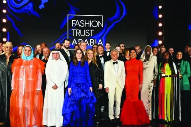 صورة جماعية للفائزين بجائزة «فاشن تراست أرابيا» لعام 2022 ولجنة التحكيم