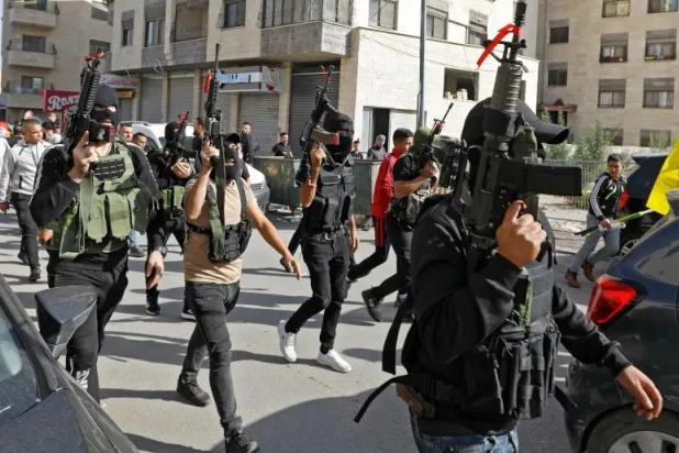 عناصر فلسطينية مسلحة في نابلس (أ.ف.ب)