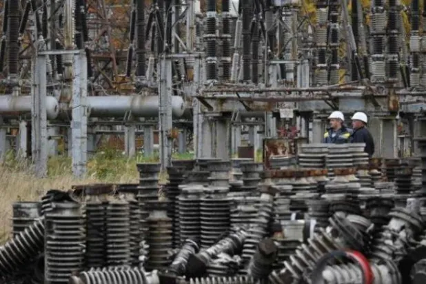 محطة كهرباء مدمرة بفعل الغارات الروسية (أ.ف.ب)