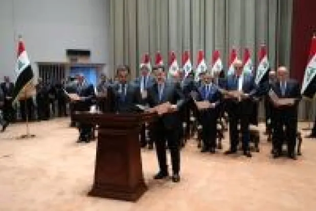 السوداني وأعضاء حكومته في أثناء تأديتهم اليمين الدستورية في 27 أكتوبر (إ.ب.أ)