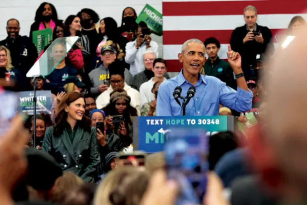 الرئيس الديمقراطي السابق باراك أوباما في مهرجان انتخابي في ديترويت السبت الماضي (أ.ف.ب)