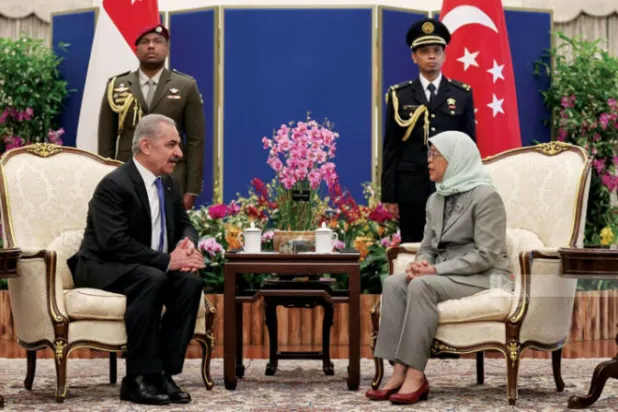 اشتية التقي رئيسة سنغافورة حليمة يعقوب في زيارته الرسمية الخميس الماضي (وفا)