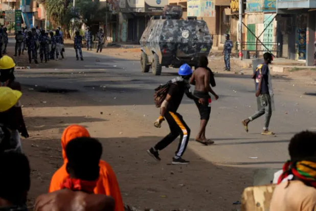 متظاهرون سودانيون خلال اشتباكهم مع قوات الأمن خلال مظاهرة في العاصمة الخرطوم أول من امس (أ.ف.ب)