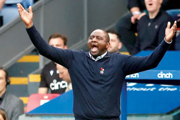 فييرا المدرب الوحيد من أصحاب البشرة السوداء في الدوري الإنجليزي الممتاز هذا الموسم (رويترز)