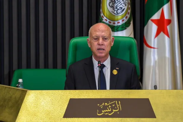الرئيس التونسي قيس سعيّد رئيس الدورة الماضية يلقي كلمة في افتتاح القمة العربية بالجزائر (إ.ب.أ)
