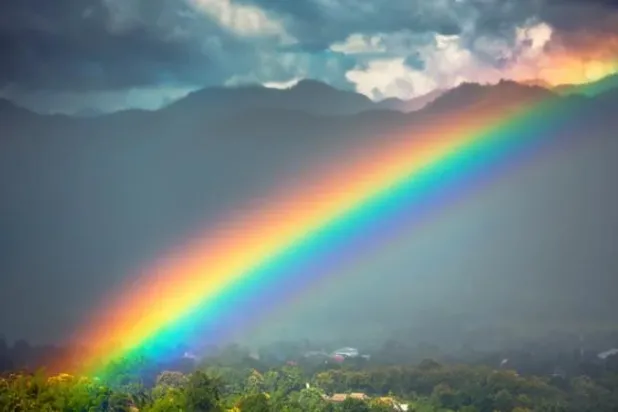 ظاهرة قوس قزح في العاصمة الألمانية برلين (أ.ف.ب)