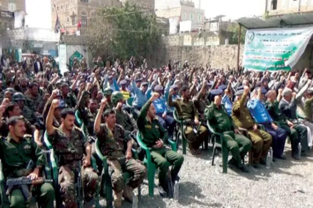 عناصر أمن موالون للميليشيات الحوثية في مدينة إب اليمنية يرددون «الصرخة الخمينية» (إعلام حوثي)