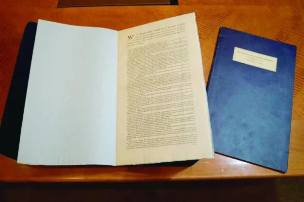 نسخة نادرة من الدستور الأميركي معروضة  في دار «سوذبيز» بنيويورك (أ.ف.ب)