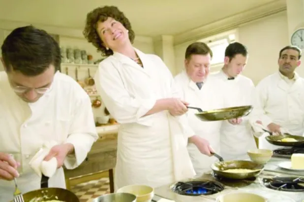 ميريل ستريب في مشهد من فيلم «جولي وجوليا» (أي إم دبي بي)