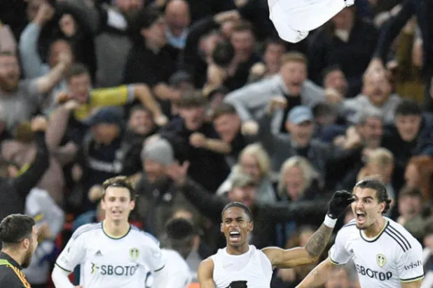 سمرفيل (الثاني من اليمين) يمنح ليدز المتعثر فوزاً مفاجئاً على مضيفه ليفربول (أ.ف.ب)