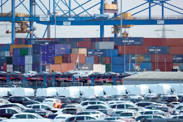 سيارات وحاويات في مركز لوجيستي على نهر الراين في ألمانيا (أ.ب)