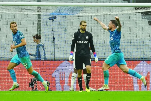 هويبرغ (يمين) يحتفل بتسجيل هدف انتصار توتنهام القاتل في مرمى مرسيليا (رويترز)