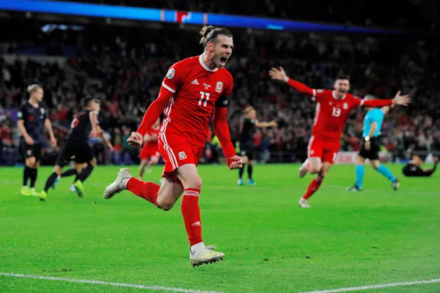 غاريث بيل ينطلق فرحاً في مباراة سابقة بين ويلز وكرواتيا (رويترز)