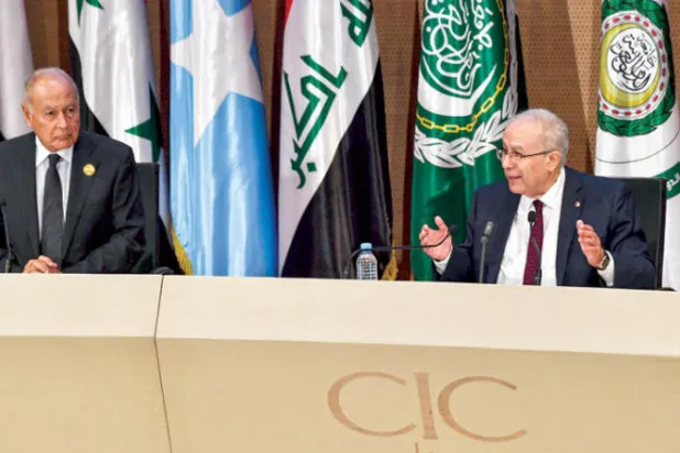 مؤتمر صحافي مشترك للأمين العام للجامعة العربية ووزير الخارجية الجزائري في ختام القمة أمس (أ.ب)