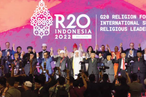 الرئيس الإندونيسي والأمين العام لرابطة العالم الإسلامي مع المشاركين في قمة «R20» الأولى في تاريخ مجموعة العشرين (الشرق الأوسط)