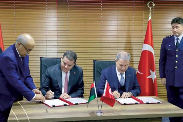 الدبيبة يوقع مع وزير الدفاع التركي خلوصي أكار اتفاقيتين عسكريتين للتعاون بين البلدين (حكومة الوحدة)