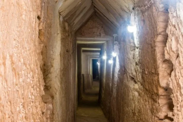 التصميم مشابه لنفق يوبيلينوس في اليونان (وزارة السياحة والآثار)