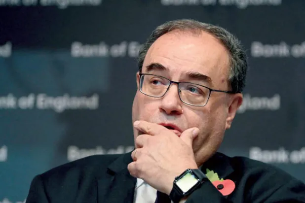 حاكم بنك إنجلترا المركزي أندرو بيلي في مؤتمر صحافي أمس بالعاصمة البريطانية (أ.ف.ب)
