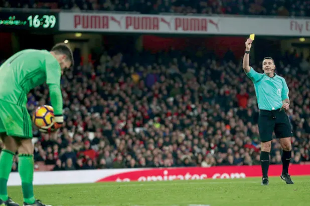 ما زال حراس المرمى يمارسون تضييع الوقت على الرغم من تغيير القانون الخاص بوقت إمساكهم بالكرة (غيتي)